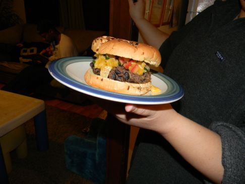 Vegetarische schwarze Bohnenkekse mit Orangen-Basilikum-Salsa