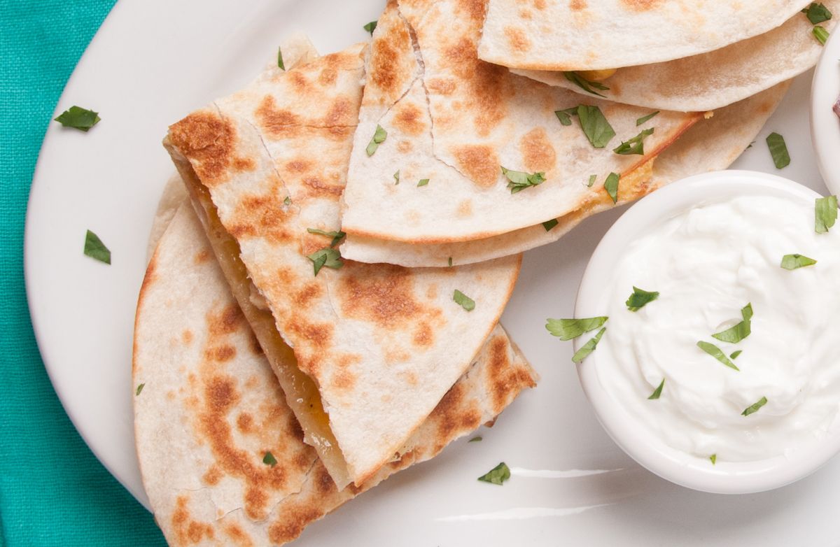 Hähnchen-Gemüse-Quesadillas mit Ranch-Joghurt-Sauce
