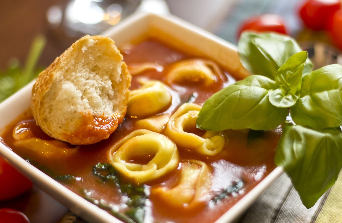 Rustikale italienische Tortellini-Suppe