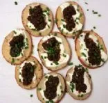 Canapés mit schwarzem Olivenkaviar