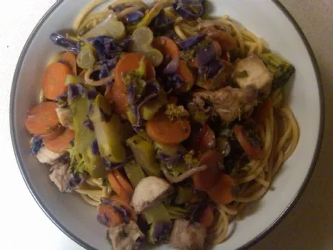 Nussige Nudeln und Hühnchen