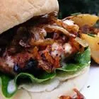 Würzige Putenburger mit karamellisierten Zwiebeln und scharfer süßer Mayo