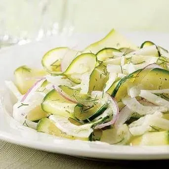 Rohes Zucchini- und Fenchelsalat