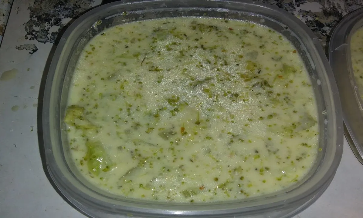 Keto Brokkoli-Käse-Suppe