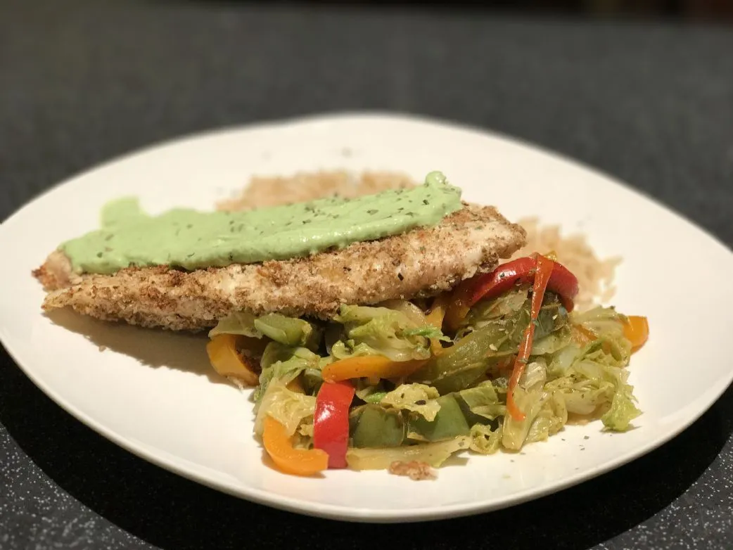 Jamaikanischer Jerk-Tilapia mit Koriander-Limetten-Cremesauce