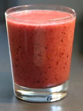 Beeren-Ananas-Bananen-Smoothie