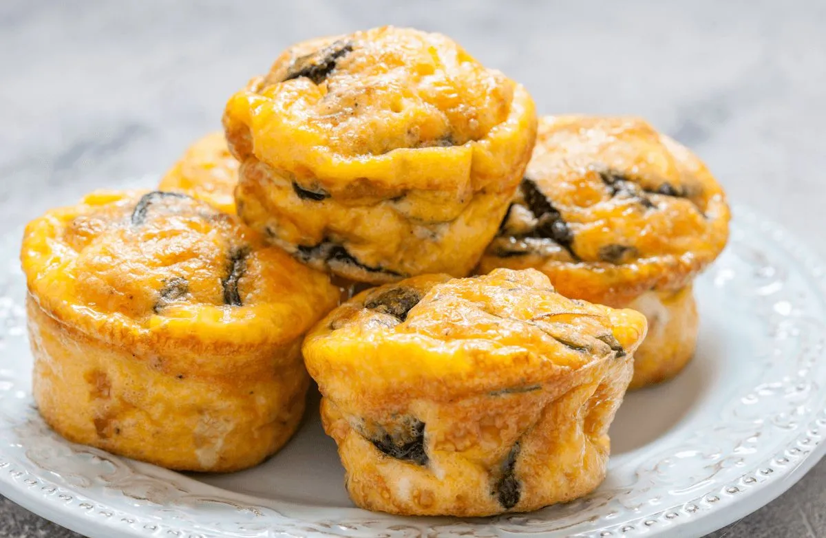 Spinat-, Schweizer Käse- und Speck-Ei-Muffins