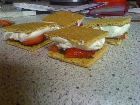 Schokoladen-Erdbeer-Eis-Sandwich