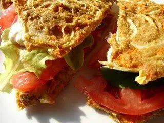 Tomatensandwich mit Rohkost-Zwiebelbrot