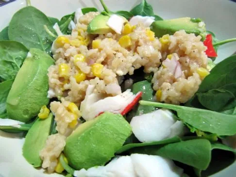 Krabben- und Babyspinat-Salat mit Zitronen-Schalotten-Dressing