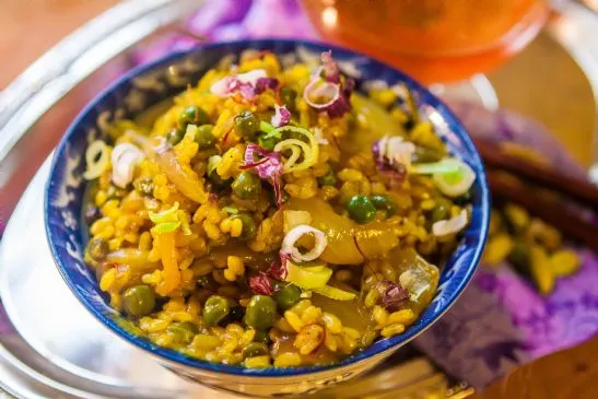 Cremiger Safran-Bambusreis mit Kardamom