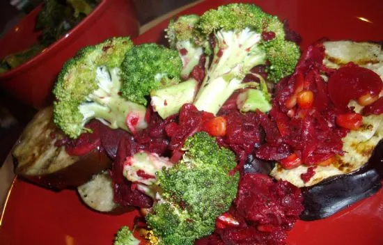 Magenta-Mix auf gegrillter Aubergine