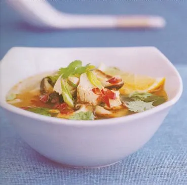 Thailändische Zitronengras-Hühnchen- und Pilzbrühe