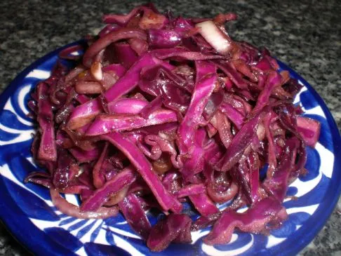 Kohl-Zwiebel-Slaw