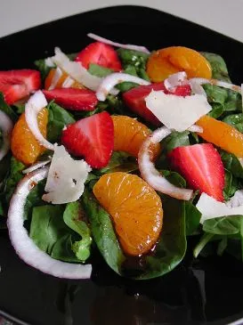 Spinatsalat mit Erdbeeren, Mandarinen und Feta
