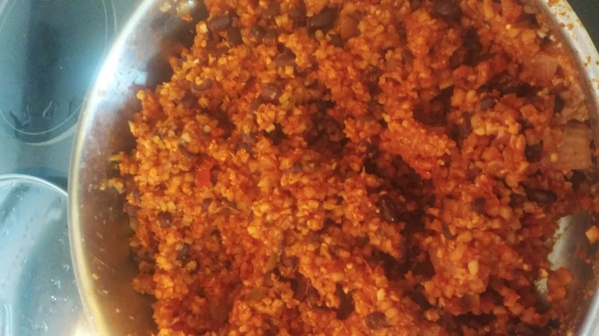 Mexikanischer Blumenkohlreis mit schwarzen Bohnen