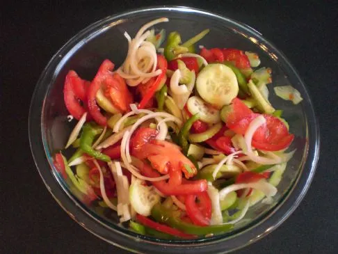 Frischer Salat (muss mit Küchenmaschine zubereitet werden)