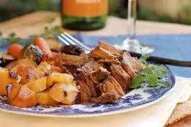 Einfache Rindfleischgerichte-Rinderbraten mit Kartoffeln & Karotten (404 kcal)