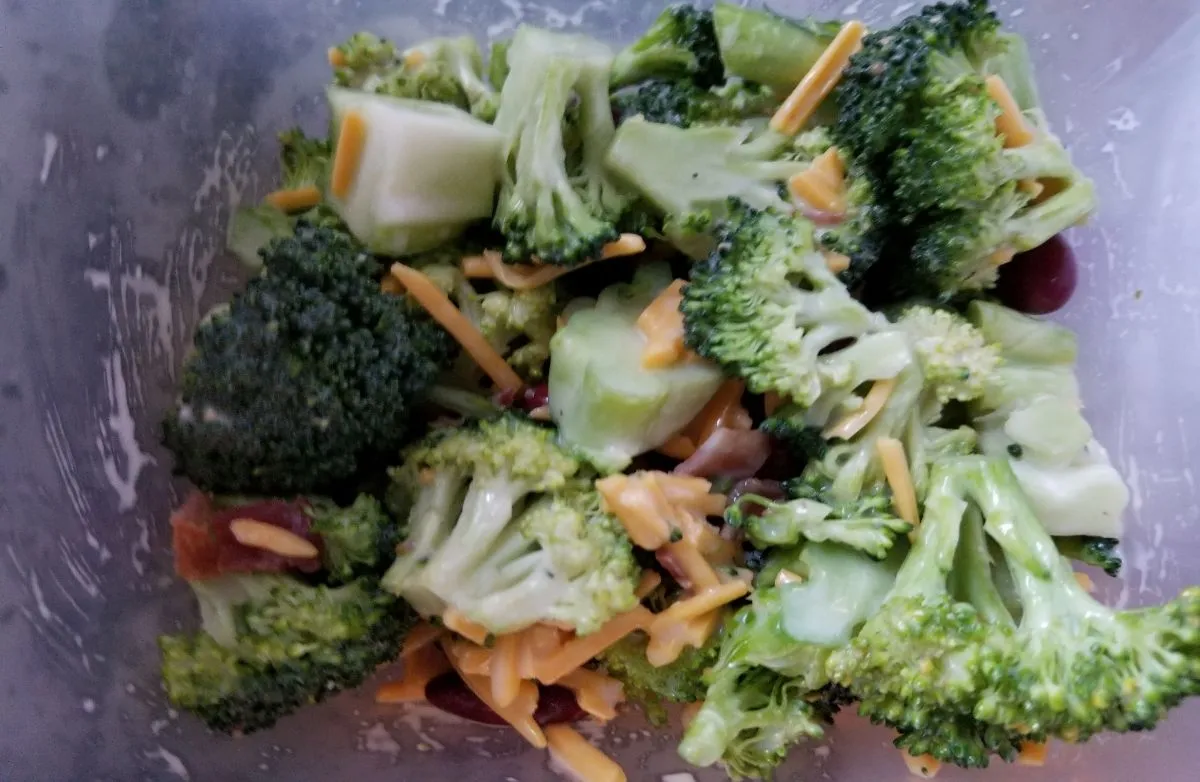 Brokkoli-Salat mit Buttermilch-Dressing