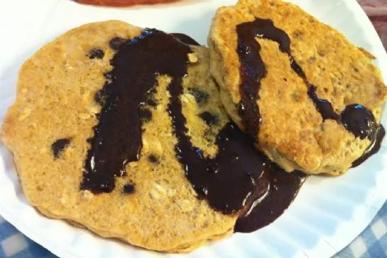 Haferflocken-Karob-Chip-Pfannkuchen mit Karobsirup