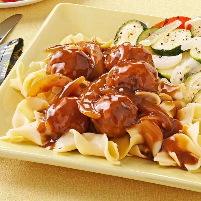 Salisbury-Fleischbällchen mit Nudeln