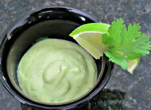 Cremiges veganes Avocado-Salatdressing