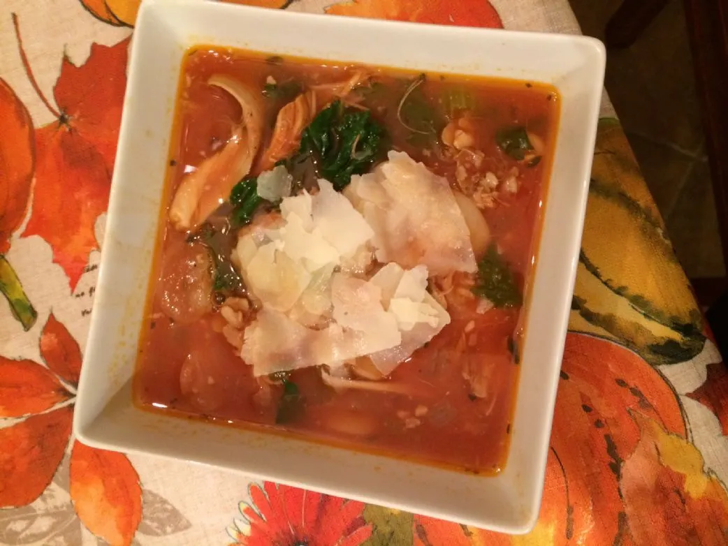 Italienische Hühner-, Limabohnen- und Grünkohlsuppe