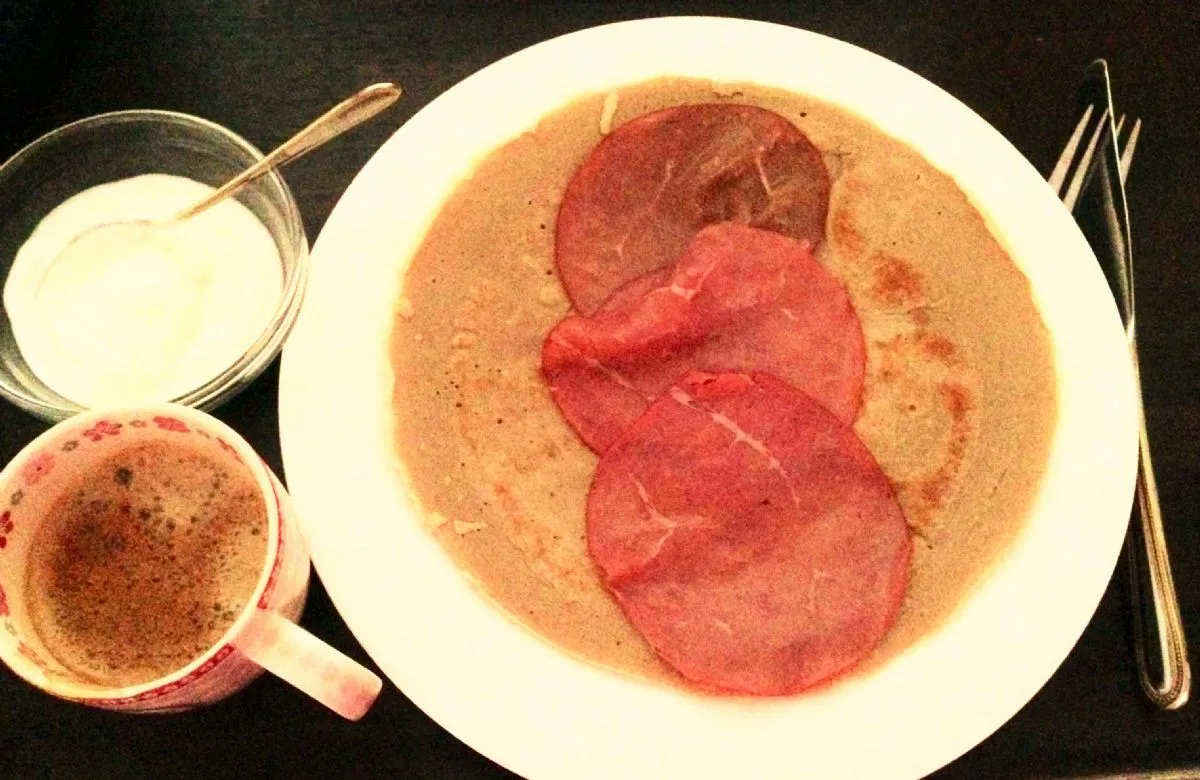 Schnelle Buchweizen-Pfannkuchen im niederländischen Stil