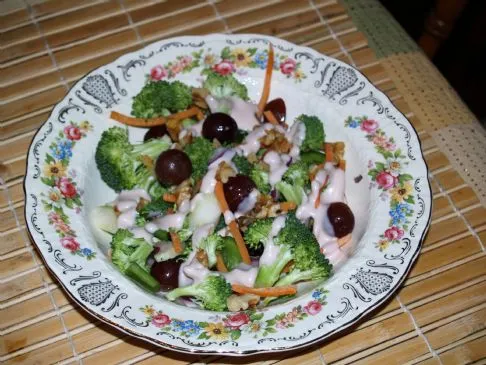 Brokkoli-Salat mit Dressing