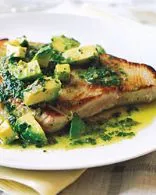 Angebratener Thunfisch mit Avocado und Salsa Verde