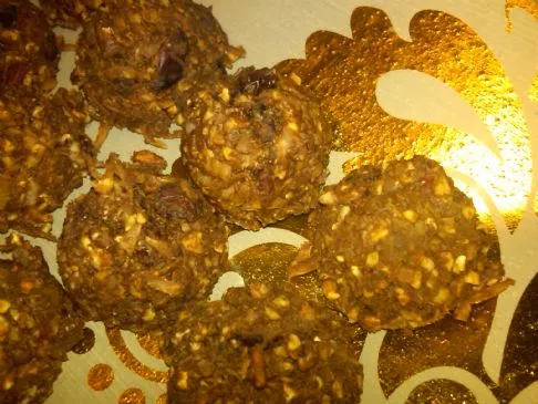 No-Bake Schokoladen-Kokosnuss-Pekannüsse und Kirsch-Hay-Stack-Süßigkeiten