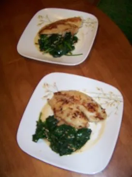 Tilapia auf Spinat mit einer Knoblauch-Weißwein-Butter-Sauce