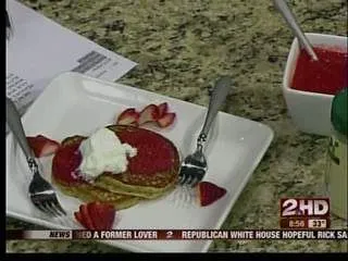 Fettarme Erdnussbutter-Pfannkuchen mit Erdbeerpüree