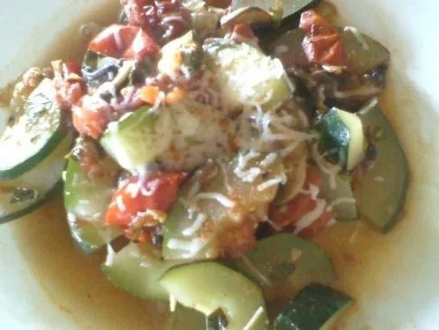 Zucchini mit Zwiebeln, Tomaten, Pilzen und Gewürzen