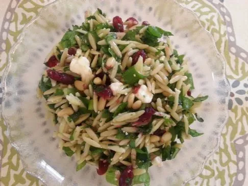 Orzo-Salat mit Spinat und Pinienkernen