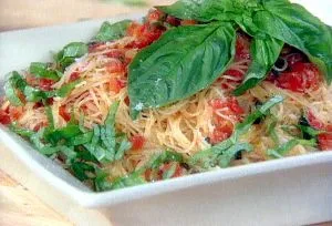 Frische Tomaten-Basilikum-Knoblauch-Sauce über Engelshaar-Pasta