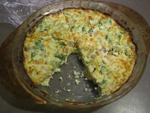 Krustelose Brokkoli-Cheddar-Quiche