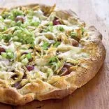 Hühnchen, rote Trauben und Pesto-Pizza