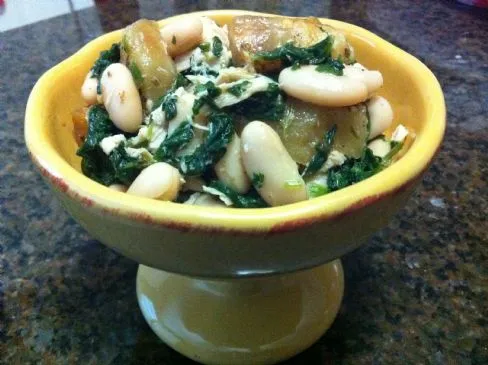 Warmer Salat mit Thunfisch, weißen Bohnen und Gemüse