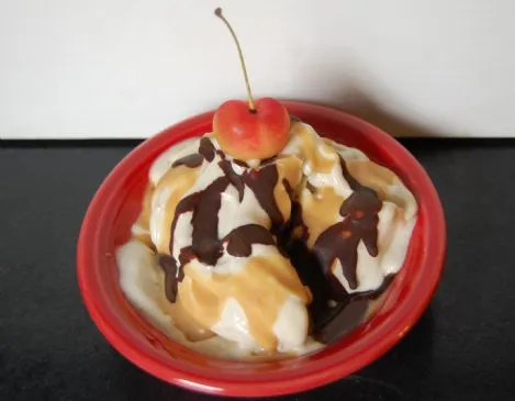 Bananen-Softeis mit Erdnussbutter und Schokoladensauce