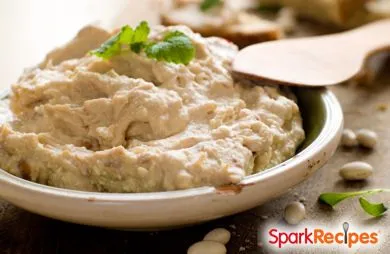 Schnelle und einfache Gemüsetafel mit weißem Bohnendip