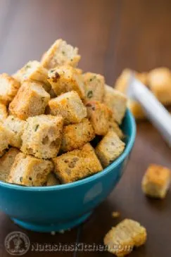 Einfache knusprige Knoblauch-Croûtons