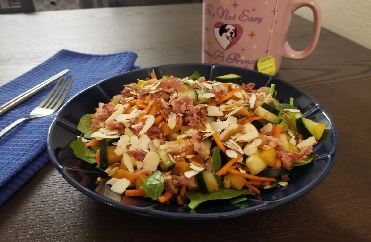 Spinatsalat mit Speck und Sesamdressing