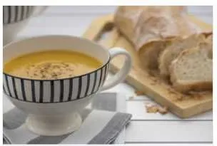 Hausgemachte Zwiebel- und Lauchsuppe