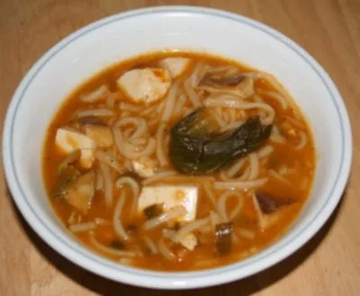 Vegetarische Scharfe und Saure Nudelsuppe