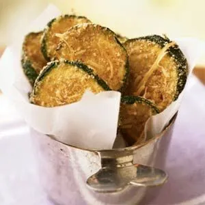 Knusprige im Ofen gebackene Zucchini-Chips