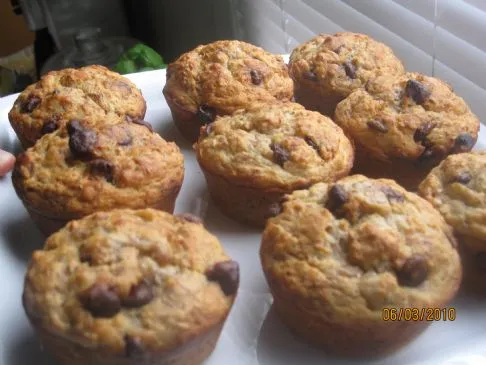 Leichte Bananenmuffins mit Haferflocken und dunklen Schokoladenstückchen
