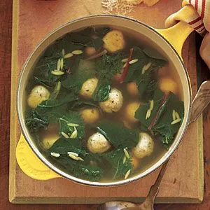 Escarole-Suppe mit Putenhackbällchen