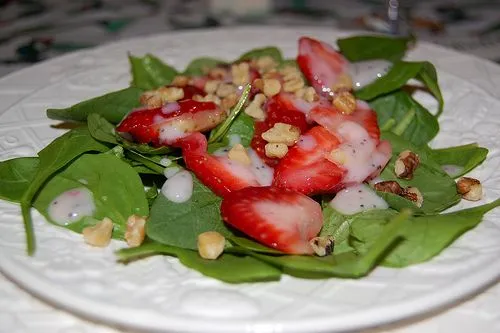 Leichter Erdbeer-Mohn-Salat