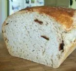 Brot mit Kirschen und weißer Schokolade